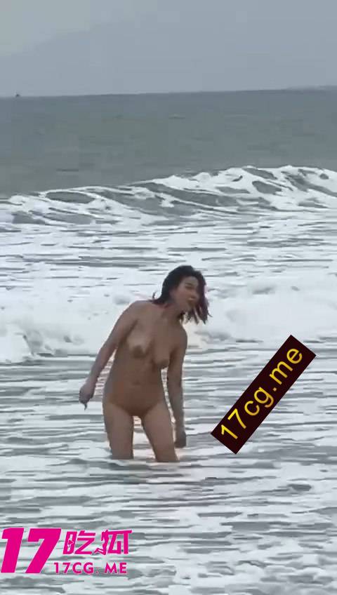 【🌊海南三亚湾海滩 一女子全裸未着寸缕 淡定让男子帮她拍照!这是提前给旁边小孩上性教育课了吗?!】 【🌊海南三亚湾海滩 一女子全裸未着寸缕 淡定让男子帮她拍照!这是提前给旁边小孩上性教育课了吗?!】